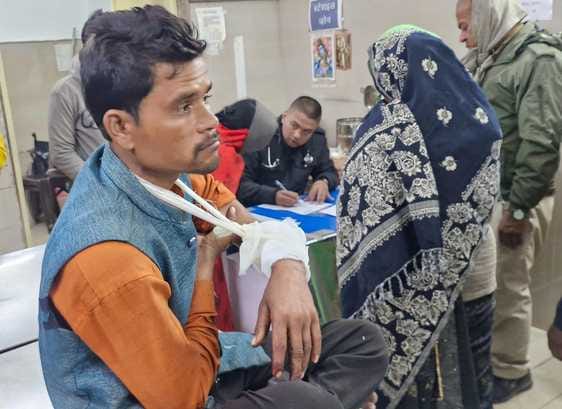 जिला अस्पताल में इलाजरत घायल