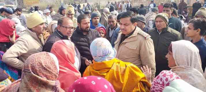 People of four colonies blocked the road and gave 45 days ultimatum to make booster.