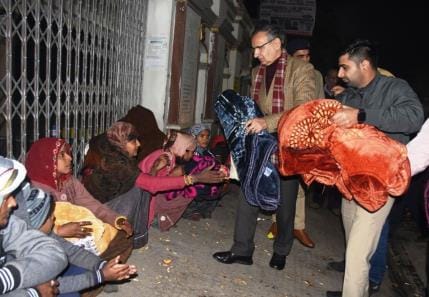 DC distributed blankets in slums to protect them from cold