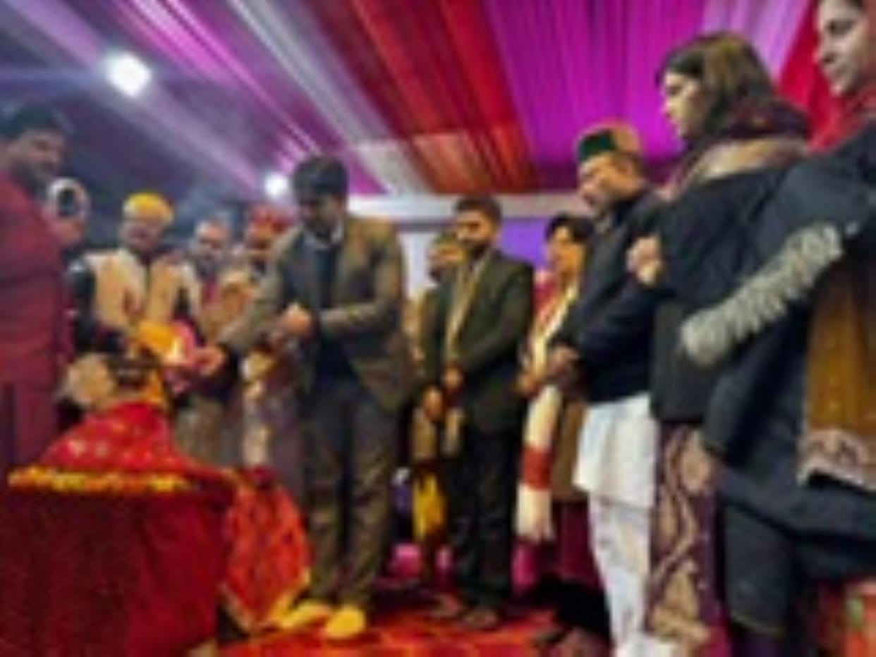 Devotees danced to the song 'Red Chola Sewe Darji...'