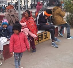 Amrapali Express arrived late by 11 hours due to fog, passengers upset