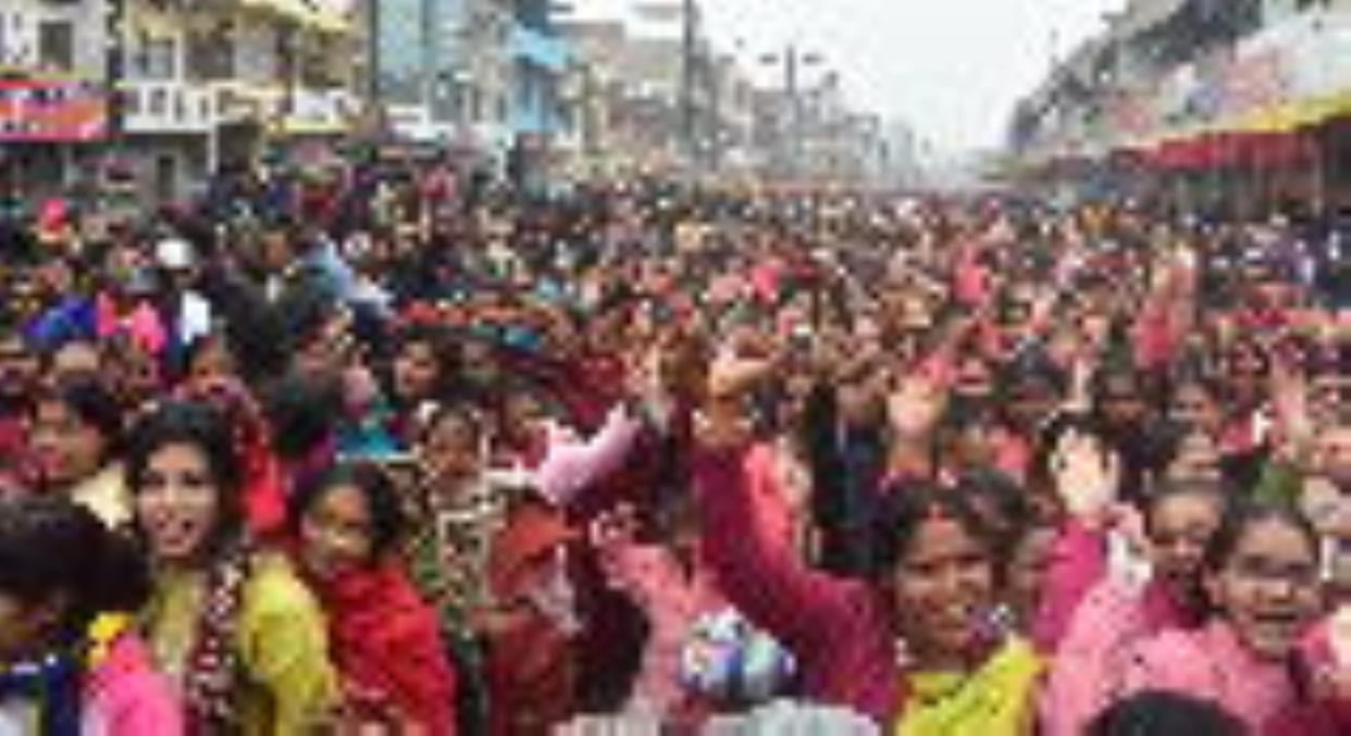 Gorakhpur News: 15 lakh devotees gathered to offer Khichdi. The procession kept crawling for hours.