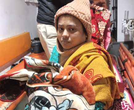 नवजात को जबलपुर ले जाते परिजन