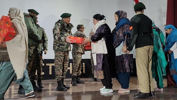 पुंछ में वीर नारियों को सम्मानित करते सैन्य अधिकारी। संवाद