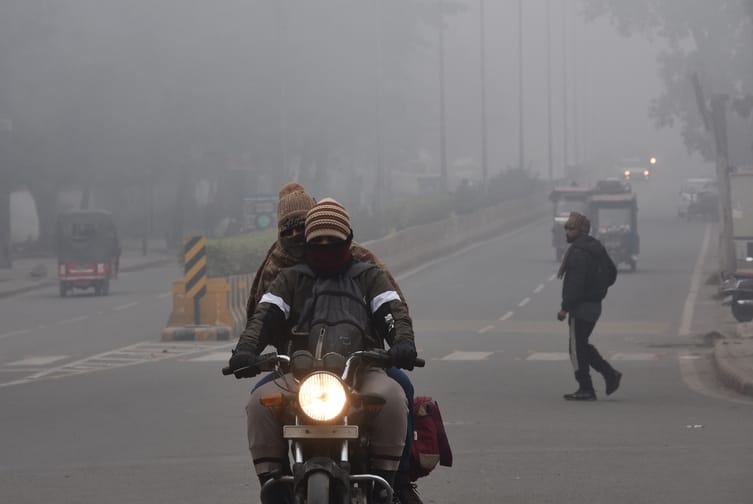 Temperature dropped due to dense fog, people shivered with cold