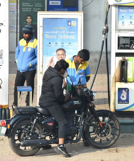 Pump workers beaten for not giving petrol without helmet, report filed