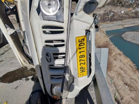 Pickup overturns on Spilo Kanam contact road, two dead, two injured