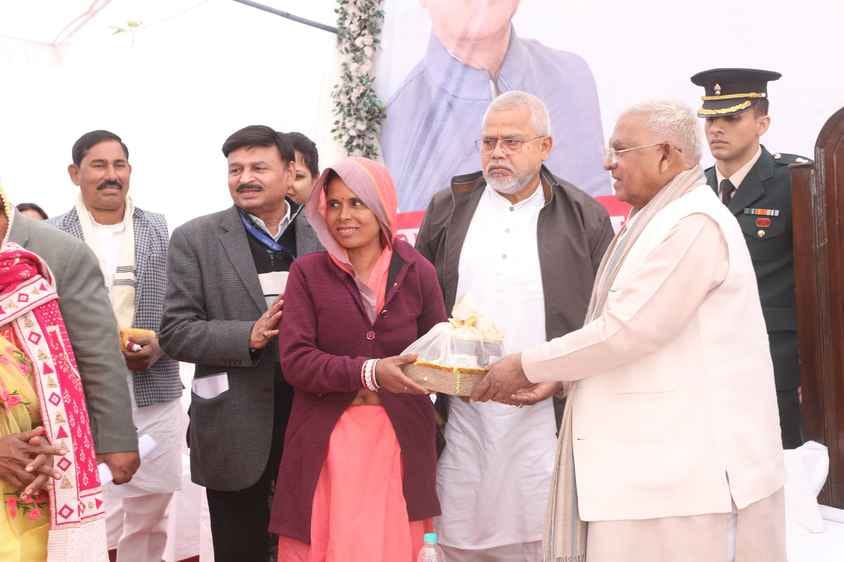 shivpuri me shariya aadiwasi parivaro ka home pravesh