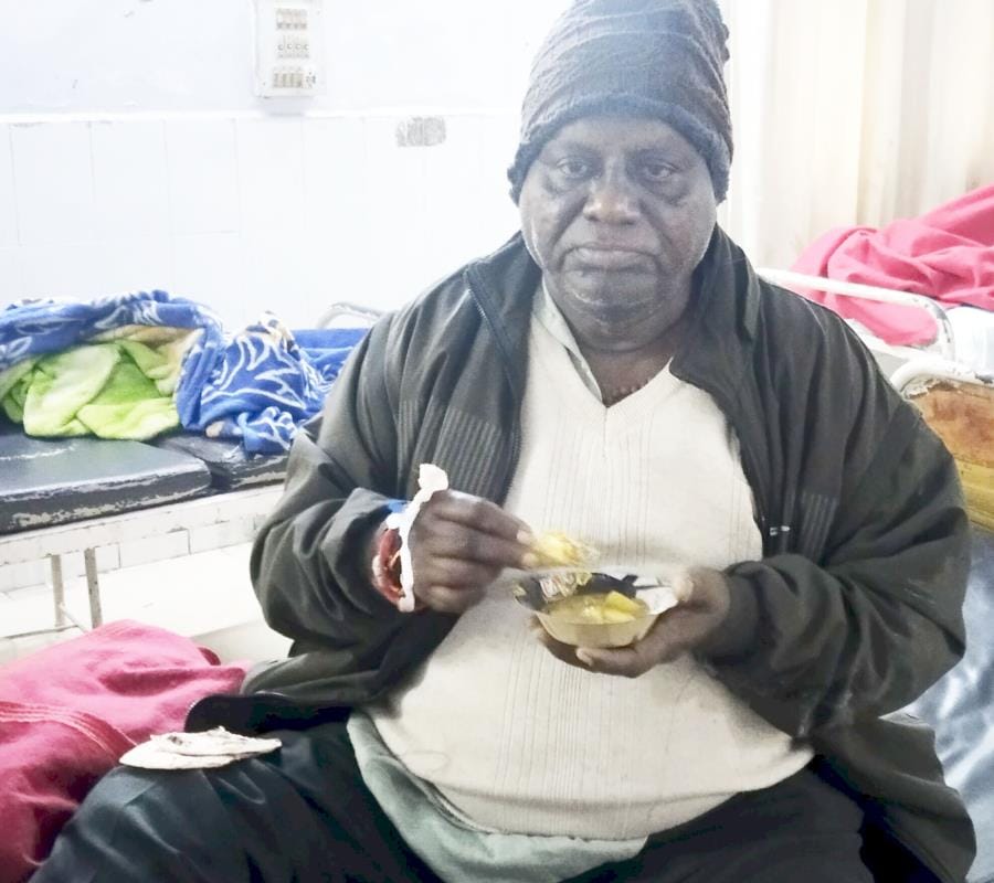 When asked for food in the hospital, got vegetables in two, bread given in hand