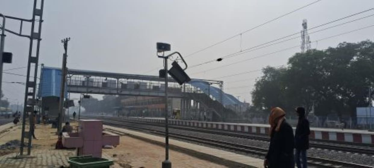 Indicator is not working, passengers are forced to run on the platform