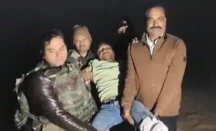 Three inter-district criminals who were running away after theft were arrested in a vicious encounter, two were injured by bullets.