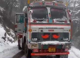 Chaupal-Shimla road again closed for vehicles after snowfall
