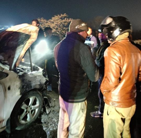 Fire broke out in a moving car, all three passengers safe