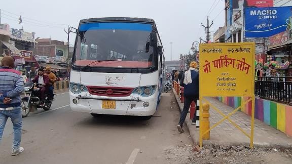 Vehicles are stopped on the road in Mehndawal Bypass No Parking Zone.