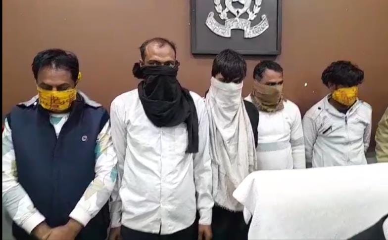 pharjee dastaavej banaane vaale gaing ka saragana 4 saathiyon ke saath giraphtaar