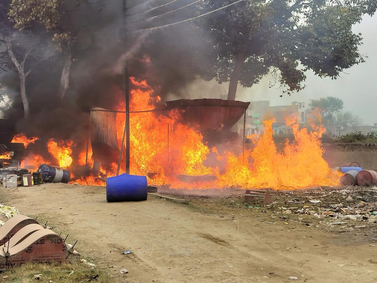 aag se pharneechar ke godaam mein paanch laakh ka saamaan jala