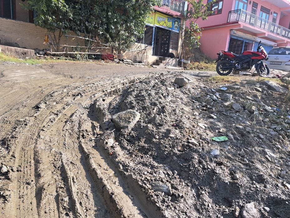 The condition of Nogli-Batuna road is bad, people are worried.