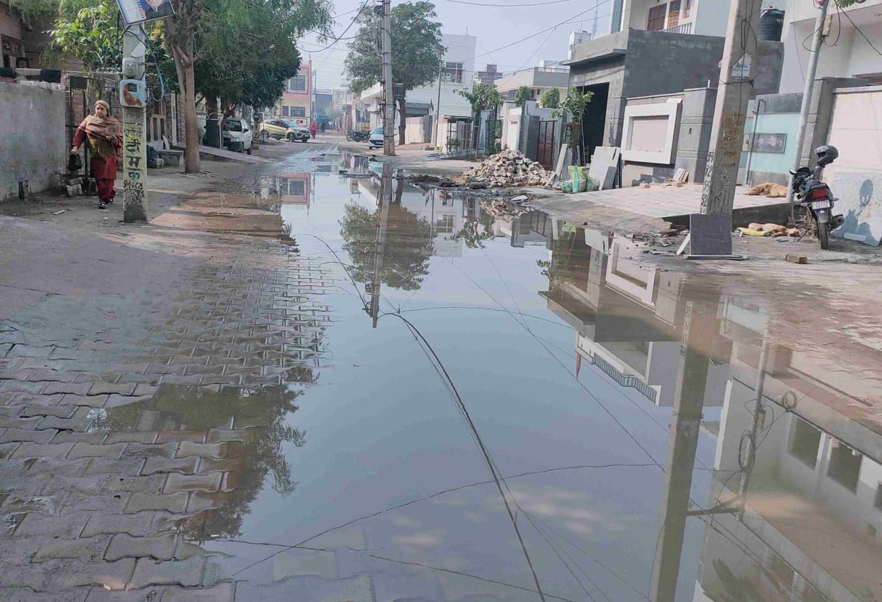 Sewer water on the roads of Navdeep Colony, pedestrians are facing problems