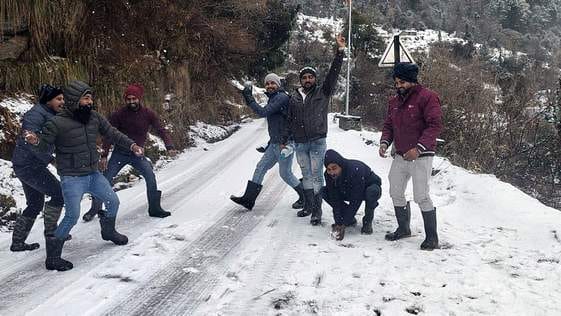 Highway closed due to snowfall, vehicles unable to ply on Auli road