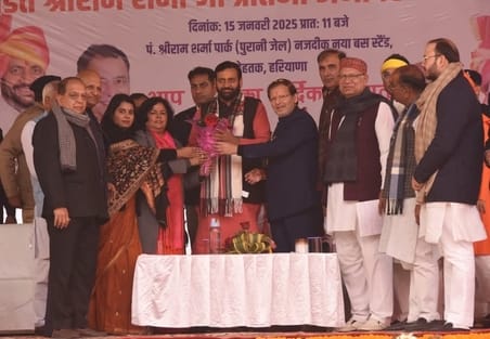 Demand raised for holding elections of Gaur Sanstha, Arvind, Grover and Dhaka were seen together on the stage.