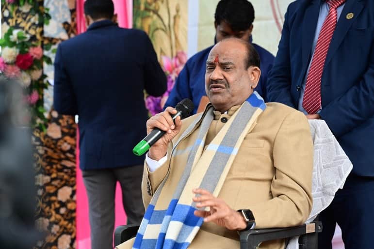 संवाद कार्यक्रम में भाग लेते लोकसभा अध्यक्ष