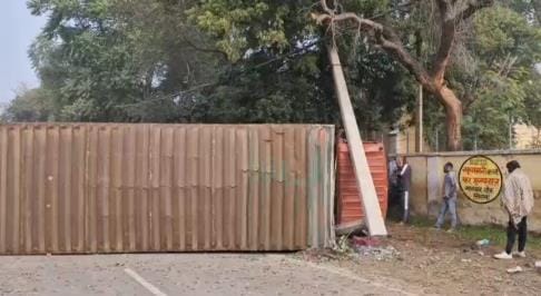 While trying to save a helpless animal on Rania bypass, a trolley overturned, an electric pole broke, the driver and conductor survived