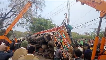शिवपुरी लुदावली बाईपास पर पलटा ट्रक