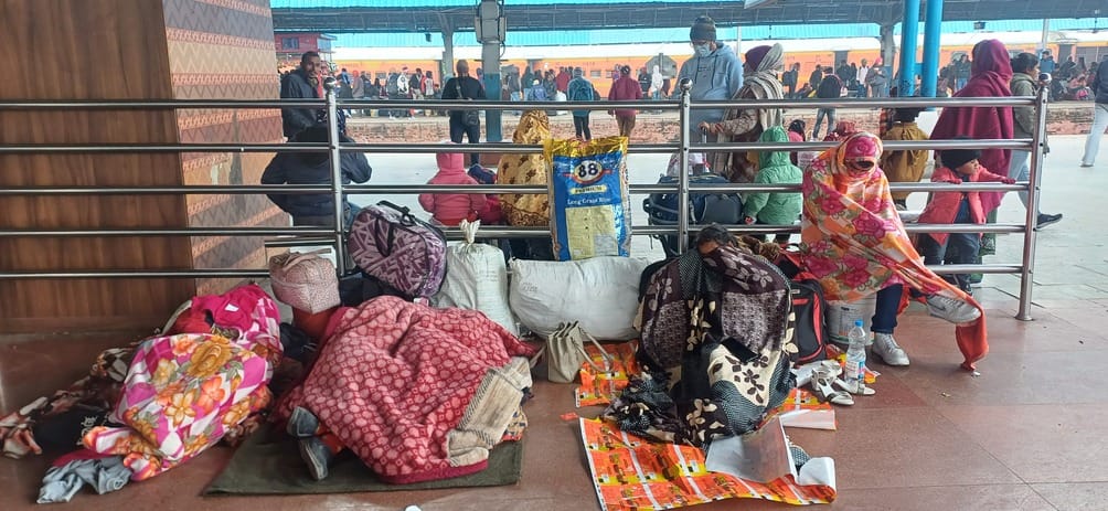 Trains are late, passengers are forced to shiver