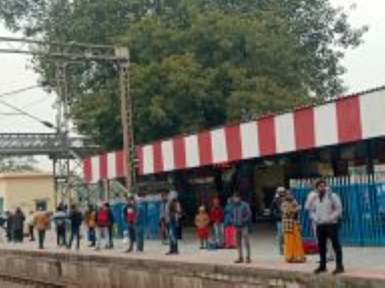 Kanpur-Aligarh MEMU cancelled, many express trains arrived late