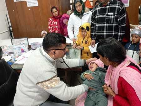 Children caught by fever and cold in cold weather