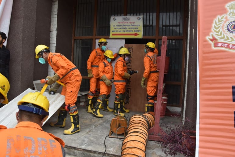 NDRF mock drill, in case of fire and earthquake, citizens were evacuated from the building with the help of rope