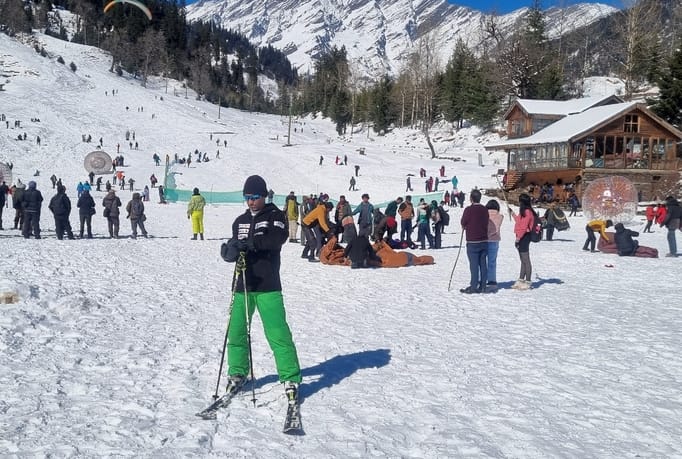 Tourists had fun amidst snow, also enjoyed paragliding