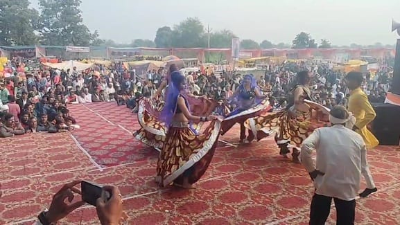 राई नृत्य करती कलाकार