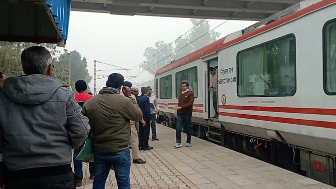 Saharanpur: Girl sent message to brother, there are goons in the train, save me