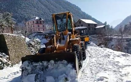 16 roads including two highways blocked, Jalodi Pass closed, people walking 15 km to reach Kullu
