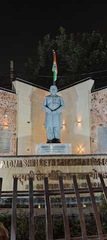 The administration should give details of all the statues installed in the city, according to which rules they were installed