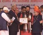 CM honored Randhir Bhardwaj for his excellent work.