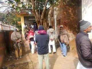 भादरा में मोर्चेरी के बाहर मौजूद परिजन