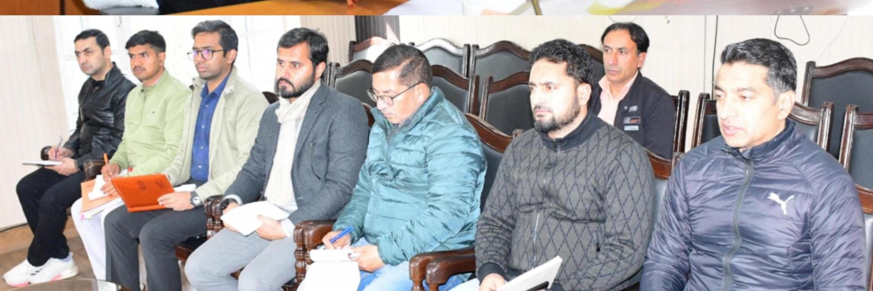 बैठक में मौजूद अधिकारी। संवाद