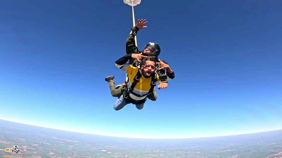 Sky diving in Ujjain is appealing to adventure lovers, 6 times the number of tourists participated this year.