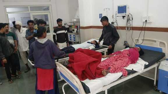 Chhindwara News Auto filled with laborers and Eicher collided in Pandhurna 12 people injured