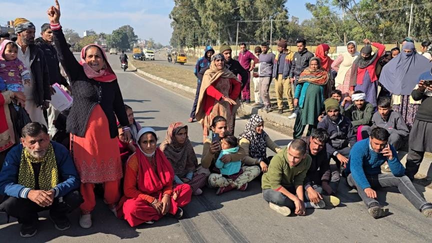 Dead Body of women found At Road, Relatives Held Protest
