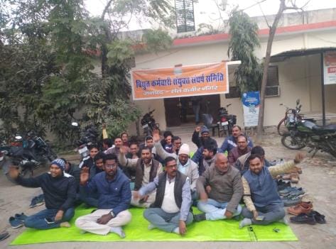 Electricity workers staged a protest against privatization