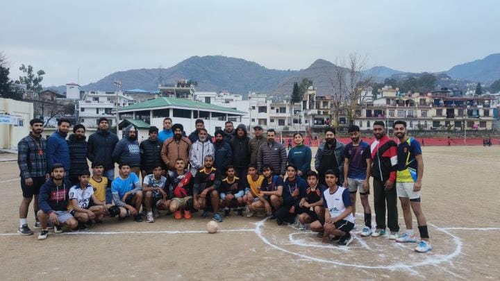 पुंछ में जिला हैंडबाल चैंपियनशिप में भाग लेने वाले खिलाड़ी। संवाद