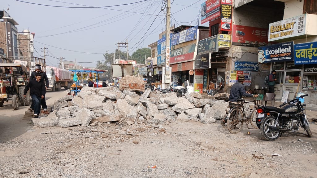 One way traffic jam in Ratia due to Sanjay Gandhi Chowk