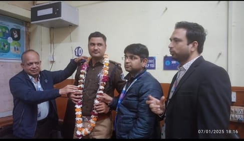 साइबर पुलिस का सम्मान करते हुए बैंक कर्मी और पेंशनर्स एसोसिएशन के सदस्य