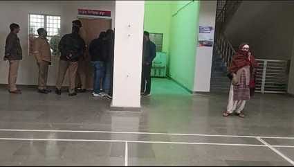 After being caught by the Inspector, the complainant woman reached Khalapar police station in the city.