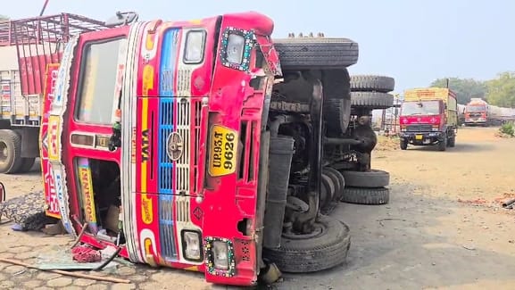 Ujjain truck loaded with gas cylinders overturned near Ujjain-Jhalawar NH accident happened due brake failure