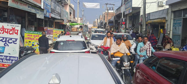 Traffic jam due to haphazard parking of vehicles