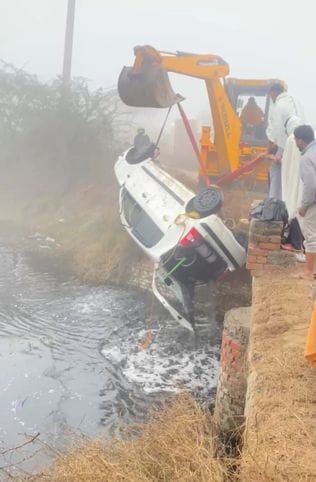Car fell into drain due to low visibility in fog, two youths rescued